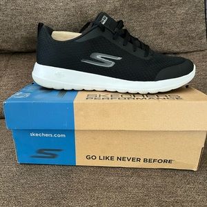 Mens skechers  tennis shoes . Size 14.